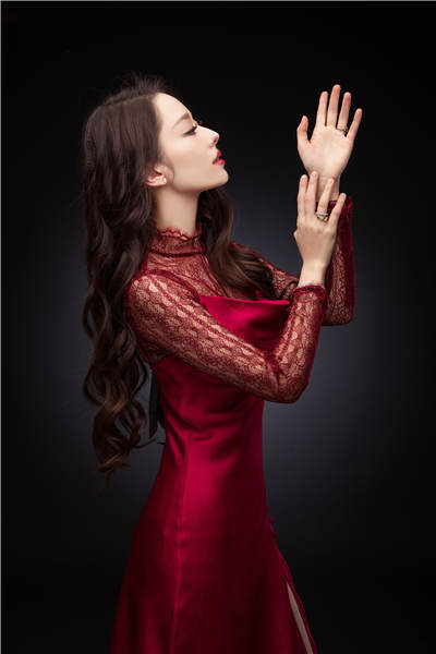 吉娜·爱丽丝全新创作单曲《This Feeling》正式上线 中文版《尚未命名》同步推出