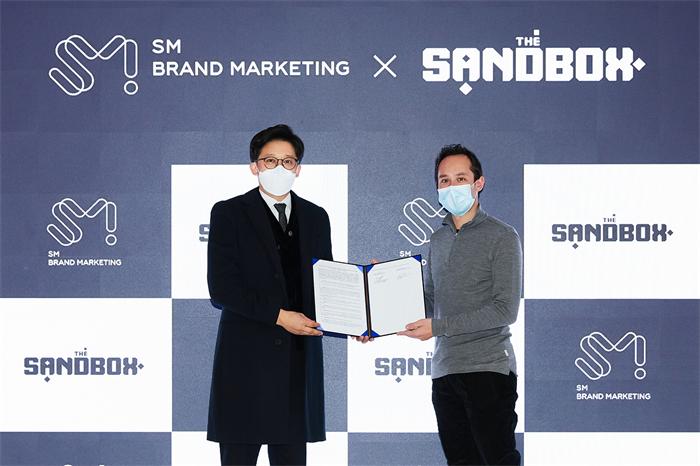 SM Brand Marketing与The Sandbox签订MOU现场图(左起SMBM李圣洙代表、The Sandbox共同创业者Sebastien Borget).jpg